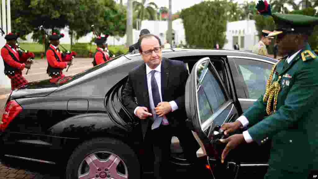 Le président français François Hollande, arrive à Abuja, au Nigeria, le 14 mai 2016.