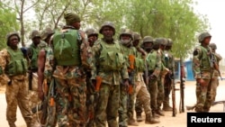Pasukan Nigeria melakukan patroli di pinggiran kota Maiduguri, Nigeria utara (Mei 2013). 