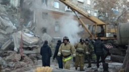 Nhân viên cấp cứu làm việc tại hiện trường tòa nhà chung cư bị sập vì nổ gas ở Magnitogorsk, Nga, ngày 31 tháng 12, 2018.