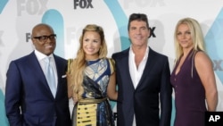 Simon Cowell (dua dari kanan) bersama juri "The X Factor" lainnya, dari kiri ke kanan, L.A. Reid, Demi Lovato dan Britney Spears. (Foto: Dok) 