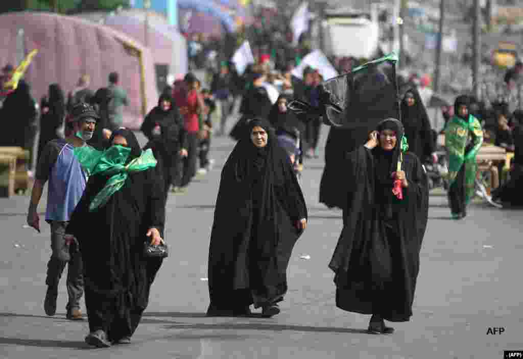 عراق کے دارالحکومت بغداد سے زائرین حضرت امام حسین کے چہلم میں شرکت کے لیے پیدل کربلا جا رہے ہیں۔ 