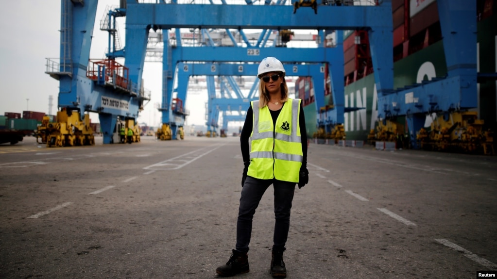 Liz Azoulay, 26 ans, qui charge et décharge la cargaison au port d&#39;Ashdod, &nbsp;à Ashdod, dans le sud d&#39;Israël, le 22 février 2017.