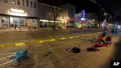 Polisi wafunga mtaa huko mji wa Waukesha, Wisconsin, baada ya gari kuvamia na kuwagonga watu waliokuwa katika gwaride la Krismas, Jumapili, Nov. 21, 2021. (AP Photo/Jeffrey Phelps)