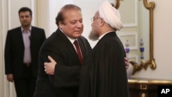Iranian President Hassan Rouhani (R) welcomes Pakistani Prime Minister Nawaz Sharif for their meeting in Tehran, Iran, Jan. 19, 2016. Iran and Pakistan are looking to improve bilateral ties, but still face a few hurdles.