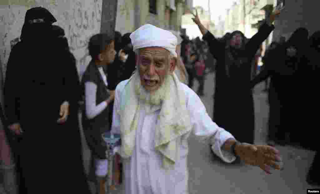 Relatives of Palestinian man Hussien Abu al-Naja, whom medics said was killed in an Israeli air strike, mourn during his funeral on the Muslim holiday of Eid al-Fitr, in Khan Younis, in the southern Gaza Strip, July 28, 2014.