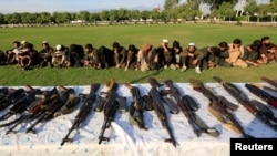 Para bekas militan ISIS yang menyerah kepada pemerintah Afghanistan di Jalalabad, 17 November 2019 lalu. 