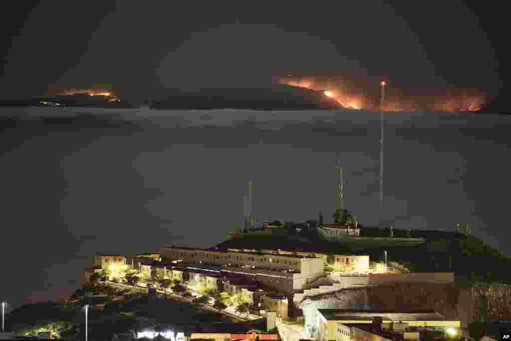 세계적인 휴양지인 스페인령&nbsp; 카나리아 제도의 그란 카나리아 섬에서 산불이 난 가운데 화염이 상공으로 솟구치고 있다.