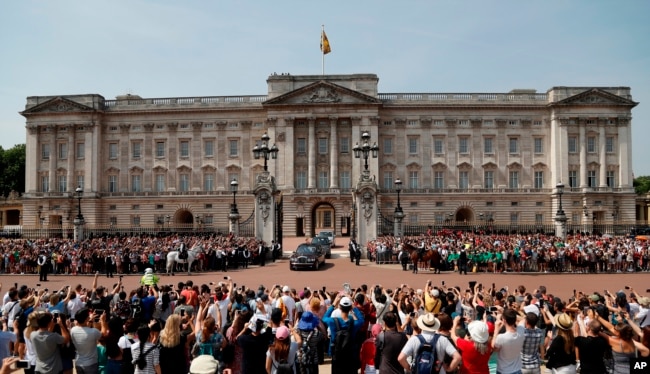 ARCHIVO: La reina Isabel II sale del Palacio de Buckingham con el prÃ­ncipe Carlos para ir al Parlamento para su discurso de apertura oficial del periodo legislativo en Londres. 21 de junio de 2017.