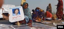 دھرنا مظاہرین کا مطالبہ ہے کہ ان کے پیاروں کو فوری طور پر بازیاب کرایا جائے۔