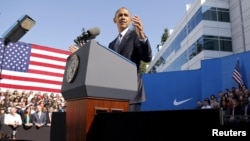 Predsednik Barak Obama tokom govora u sedištu kompanije Najki u Bivertonu, u državi Oregon, 8. maja 2015.