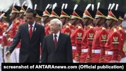 Tổng thống Indonesia Joko Widodo (trái) tiếp Tổng Bí thư Việt Nam Nguyễn Phú Trọng tại Jarkata, ngày 23/8/2017.