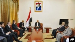 Yemen's VP Abd-Rabbu Mansour Hadi (C) talks with U.S. Assistant Secretary of State for Near Eastern Affairs Jeffrey Feltman (3rd L) in Sanaa, June 22, 2011