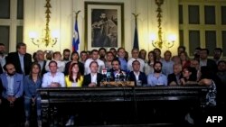 Los legisladores chilenos explican en una conferencia de prensa este 15 de noviembre de 2019 los mecanismos para redactar una nueva constitución que reemplazará a la anterior de 1980.