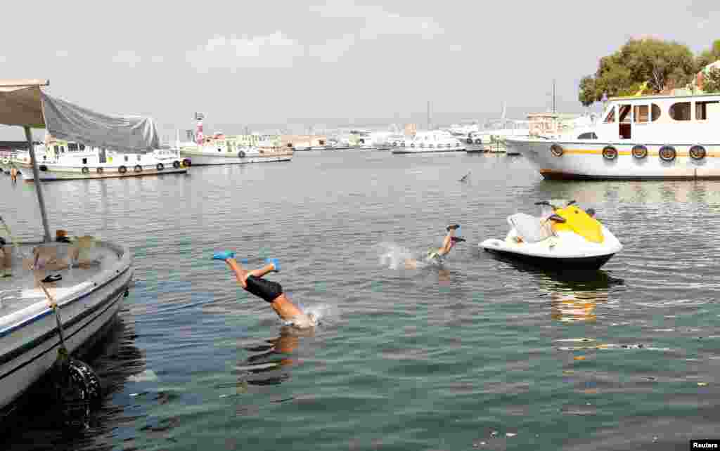 시리아 서부에 위치한 아르와드 섬에서 소년들이 바닷속으로 뛰어들고 있다.