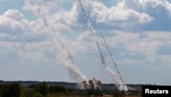Roket terlihat diluncurkan oleh militer Ukraina dengan sasaran kelompok separatis pro-Rusia di Donestk (29/8). Pertempuran terus berkecamuk antara kedua kubu di bagian timur Ukraina ini.