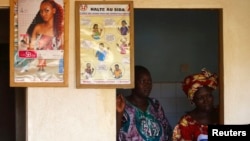 Un groupe de soutien pour les personnes vivant avec le VIH et leurs familles organisé par l'Association bénévoles de l'espérance (ABE), fondée par les jésuites, à Ouagadougou le 13 avril 2013. 