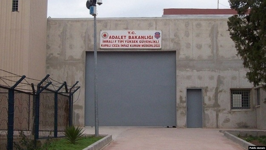 Abdullah Öcalan, 1999 yılından bu yana İmralı Adası'ndaki F Tipi yüksek güvenlikli kapalı cezaevinde tutuluyor.