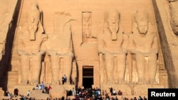 Les touristes et les visiteurs du temple d'Abou Simbel à l'extrémité supérieure du Nil à Assouan, à environ 1264 km (785 miles) au sud du Caire, le 22 février 2014