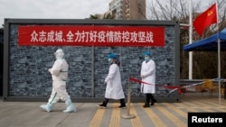 江西省九江长江大桥旁的一个专为湖北人设立的检查站里身穿防护服的医护人员。（2020年2月1日）
