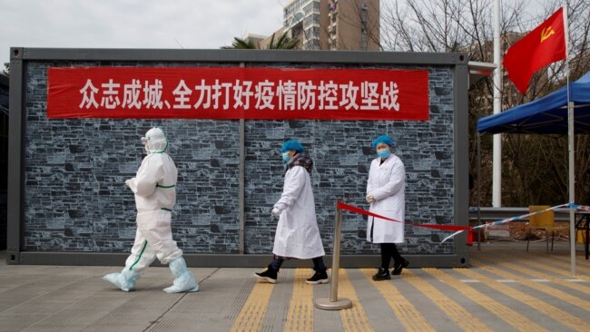 江西省九江长江大桥旁的一个专为湖北人设立的检查站里身穿防护服的医护人员。(2020年2月1日)