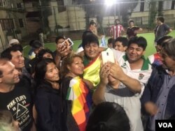 El expresidente boliviano Evo Morales en un partido de fútbol de Club Montañés, en Buenos Aires, Argentina el 15 de diciembre de 2019. Foto Karen Carrillo.