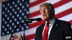 Ứng cử viên tổng thống Mỹ Đảng Cộng hòa Donald Trump phát biểu trong một buổi vận động tranh cử ở thành phố Bedford, bang New Hampshire, ngày 29 tháng 9, 2016. 