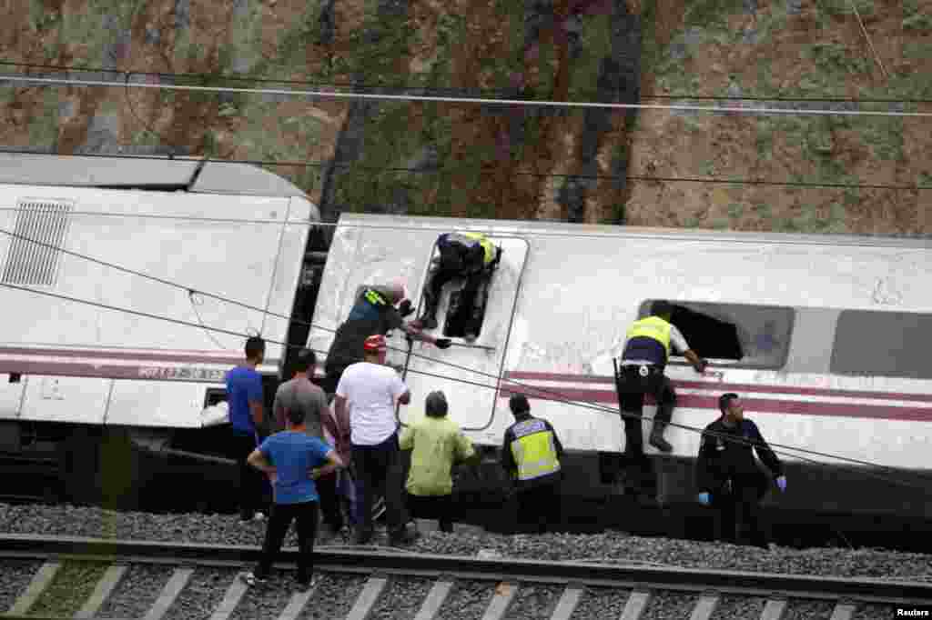 Rescue workers pull victims from a train crash near Santiago de Compostela, northwestern Spain, July 24, 2013.&nbsp;