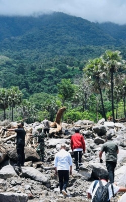 Presiden Joko Widodo (tengah) memeriksa kerusakan di Pulau Lembata yang terdampak banjir akibat hujan lebat yang dipicu oleh Badai Tropis Seroja, 9 April 2021. (Istana Kepresidenan Indonesia/SFP)