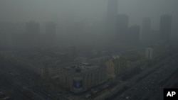 Các tòa nhà chọc trời bị che khuất bởi khói mù nặng nề tại Bắc Kinh, Trung Quốc, ngày 13/1/2013.