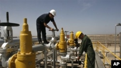 伊朗一名石油技术员在检查石油设施(资料照)