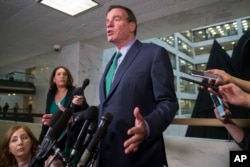 Senator Mark Warner, wakil ketua Komisi Intelijen Senat AS di Gedung Capitol, Washington, D.C. (Foto: dok).