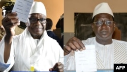 Le président sortant du Mali, Ibrahim Boubacar Keita, à gauche et le leader de l'opposition et candidat à la présidence malienne, Soumaila Cisse un ancien ministre des finances et de l'économie, lors de l'élection présidentielle, Mali, 29 juillet 2018.
