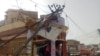 Un poteau électrique endommagé dans un marché après les vents violents et la tempête de sable à Alwar, dans l&#39;état de Rajasthan, en Inde, le 3 mai 2018.