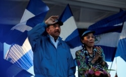 資料照：尼加拉瓜總統奧爾特加（左）和他的副總統在馬那瓜舉行的一次集會上。