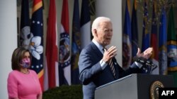 Nancy Pelosi, presidente da Câmara dos Representantes, e Joe Biden, Presidente dos Estados Unidos, 12 Março 2021