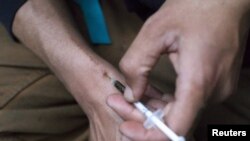 Čovjek sebi ubrizgava heroin koristeći iglu dobijenu od People's Harm Reduction Alliance, najvećeg nacionalnog programa za razmenu igala, u Sijetlu, Vašington. 