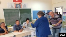 터키 유권자들이 24일 터키 대통령 선거와 총선 투표장에서 투표를 준비하고 있다.