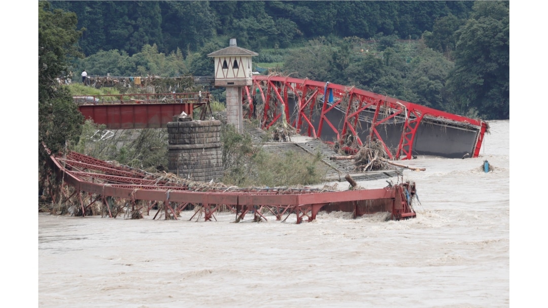 Sebuah jembatan rusak diterjang banjir yang dipicu hujan deras, di Kumamura, Prefektur Kumamoto, Jepang barat daya, 8 Juli 2020.