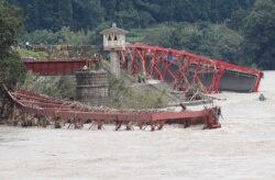 Sebuah jembatan rusak diterjang banjir yang dipicu hujan deras, di Kumamura, Prefektur Kumamoto, Jepang barat daya, 8 Juli 2020.