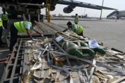 Bantuan dari Amerika Serikat untuk membantu India mengatasi lonjakan kasus COVID-19 tiba di terminal kargo Bandara Internasional Indira Gandhi di New Delhi, India, 30 April 2021. (Foto: Prakash Singh/Pool via AP)