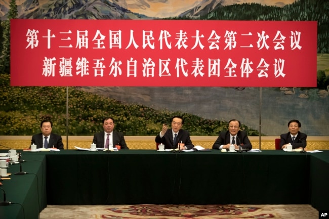 2019年3月12日在北京人民大会堂举行的全国人大会议新疆维吾尔自治区代表团会议上，新疆党委书记陈全国（中）讲话。讲台上的人前面都没有名牌。