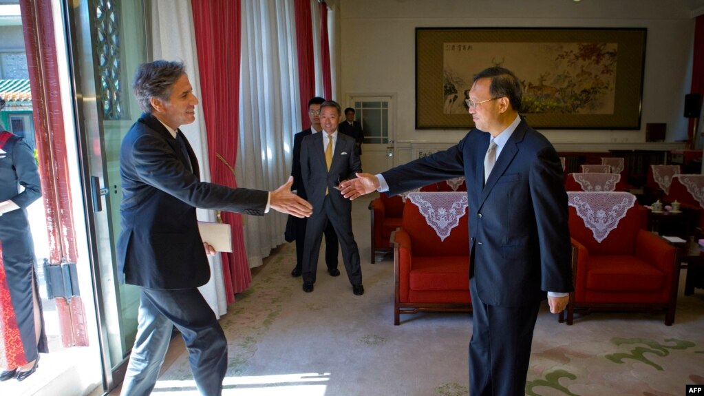 资料照：时任美国副国务卿的布林肯在北京中南海与时任中国国务委员的杨洁篪会晤。（2015年10月8日）(photo:VOA)