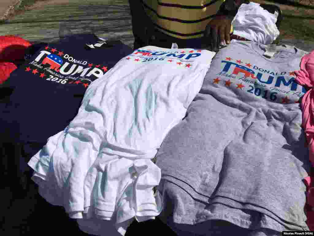 Des tee-shirts pour soutenir Donald Trump lors de la convention républicaine, Cleveland, le 18 juillet 2016 (VOA/Nicolas Pinault) &nbsp;