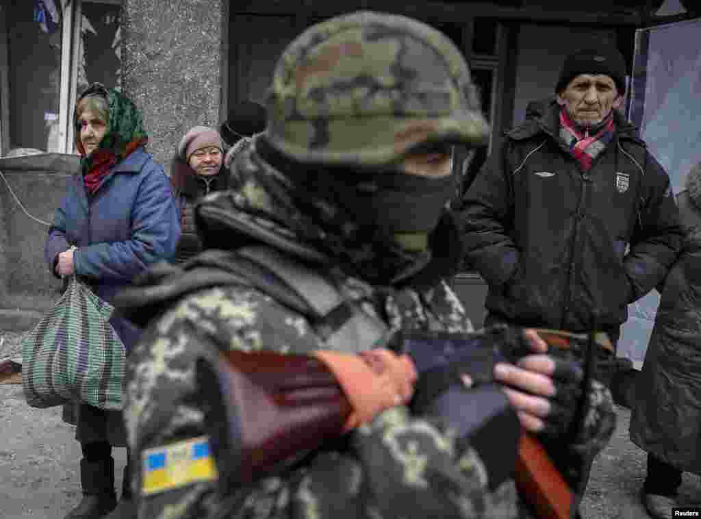 Local residents wait to board a bus to flee the conflict in Debaltseve, eastern Ukraine, Feb. 5, 2015.