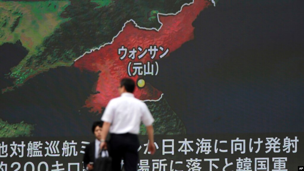 ໂທລະພາບທີ່ສະແດງໃຫ້ເຫັນການທົດລອງຍິງລູກສອນໄຟຂອງ
ເກົາຫຼີເໜືອ ຈາກເມືອງ Wonsan, 8 ມິຸຖນາ, 201