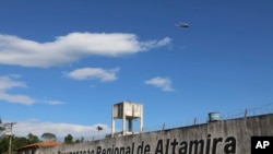 29일 양대 갱 세력 간 싸움이 벌어진 브라질 알타미라에 위치한 교도소에서 위로 경찰 헬기가 날고 있다. 