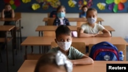 Arhiva - Učenici osnovne škole u Beogradu tokom pandemije koronavirusa.