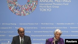 ຫົວໜ້າບໍລິຫານງານຂອງ IMF ທ່ານນາງ Christine Lagarde (ຂວາ) ແລະ ປະທານຂອງ IMFC ທ່ານ Tharman Shanmugaratnam ຈັດກອງປະຊຸມຖະແຫລງຂ່າວ ທີ່ກອງປະຊຸມປະຈໍາປີຂອງ IMF ແລະທະນາຄານໂລກ ທີ່ກຸງໂຕກຽວຂອງຍີ່ປຸ່ນ ໃນວັນທີ 13 ຕຸລາ, 2012. 