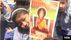 印度达兰萨拉流亡藏人社区的孩子们为根敦确吉尼玛庆祝生日