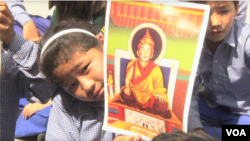 资料照片--印度达兰萨拉流亡藏人社区的孩子们为十一世班禅根敦确吉尼玛庆祝生日。